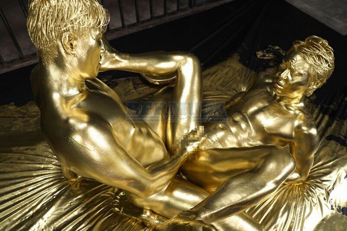 林太一と松本ケンのボーイズラブは金粉プレイ！イケメンのペニスやアナルが光り輝く